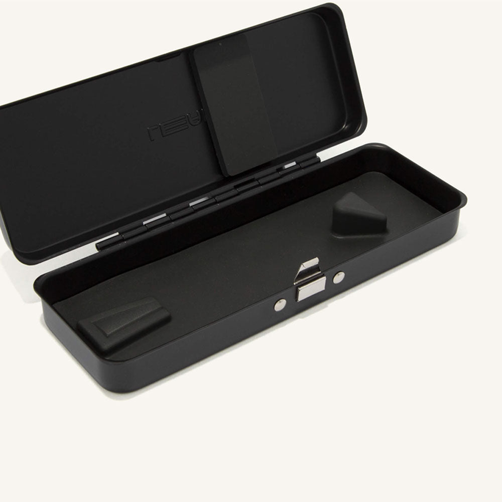 Leaf-razor-travel-case-black-02